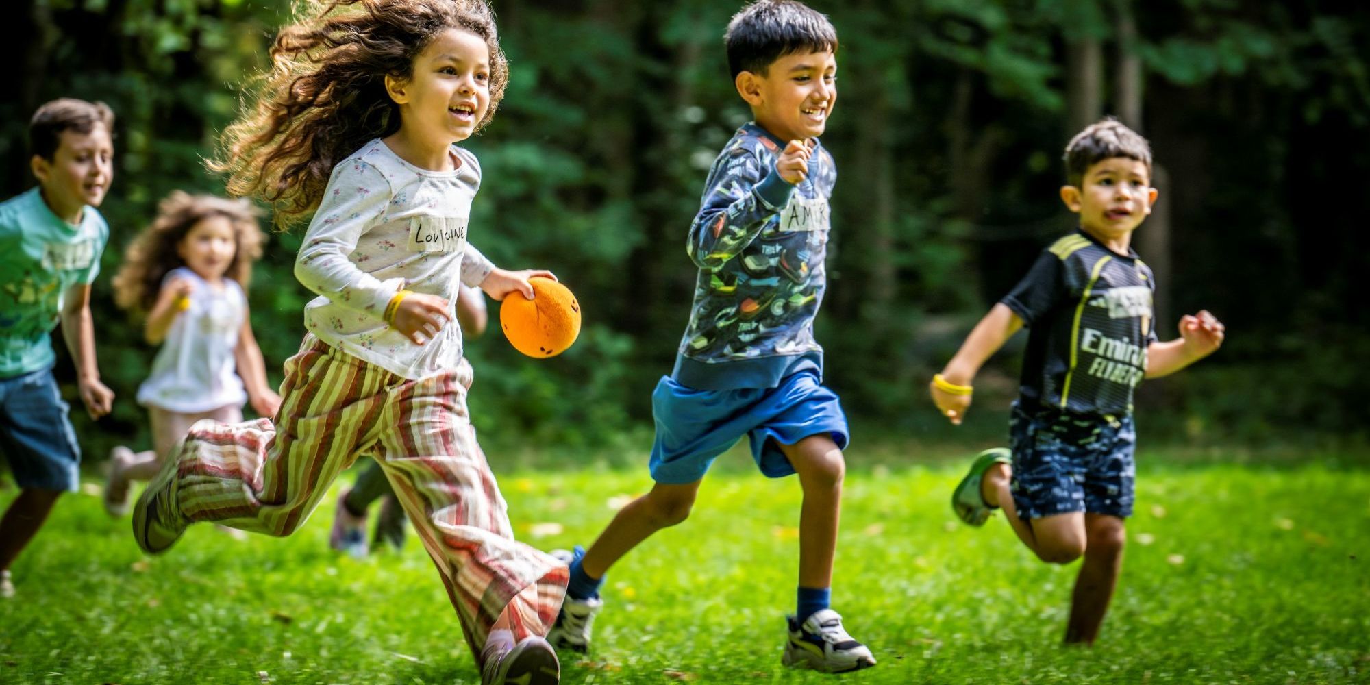 spelende kinderen tijdens een activiteit van Speelkasteel spelende kinderen tijdens een activiteit van Speelkasteel